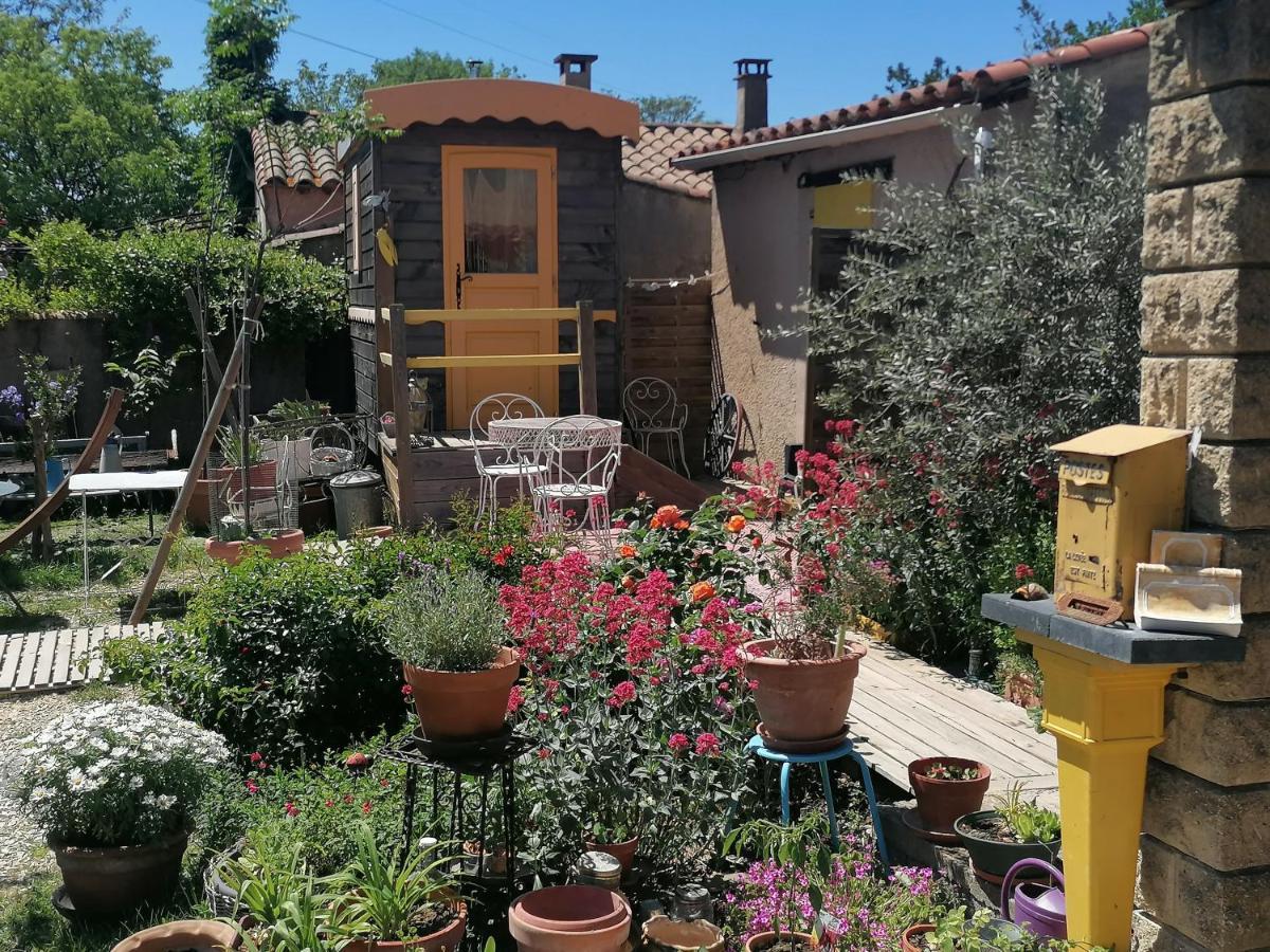 Robion en Luberon La Fee Viviane Et Michel L'Enchanteur المظهر الخارجي الصورة
