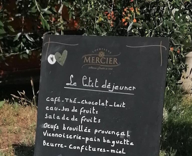 Robion en Luberon La Fee Viviane Et Michel L'Enchanteur المظهر الخارجي الصورة