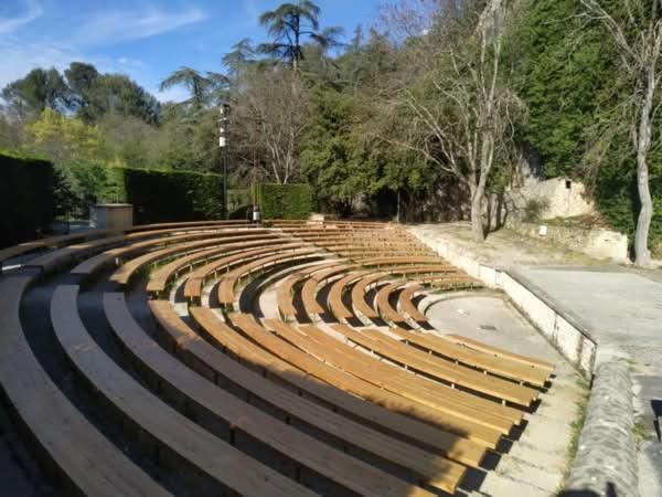 Robion en Luberon La Fee Viviane Et Michel L'Enchanteur المظهر الخارجي الصورة