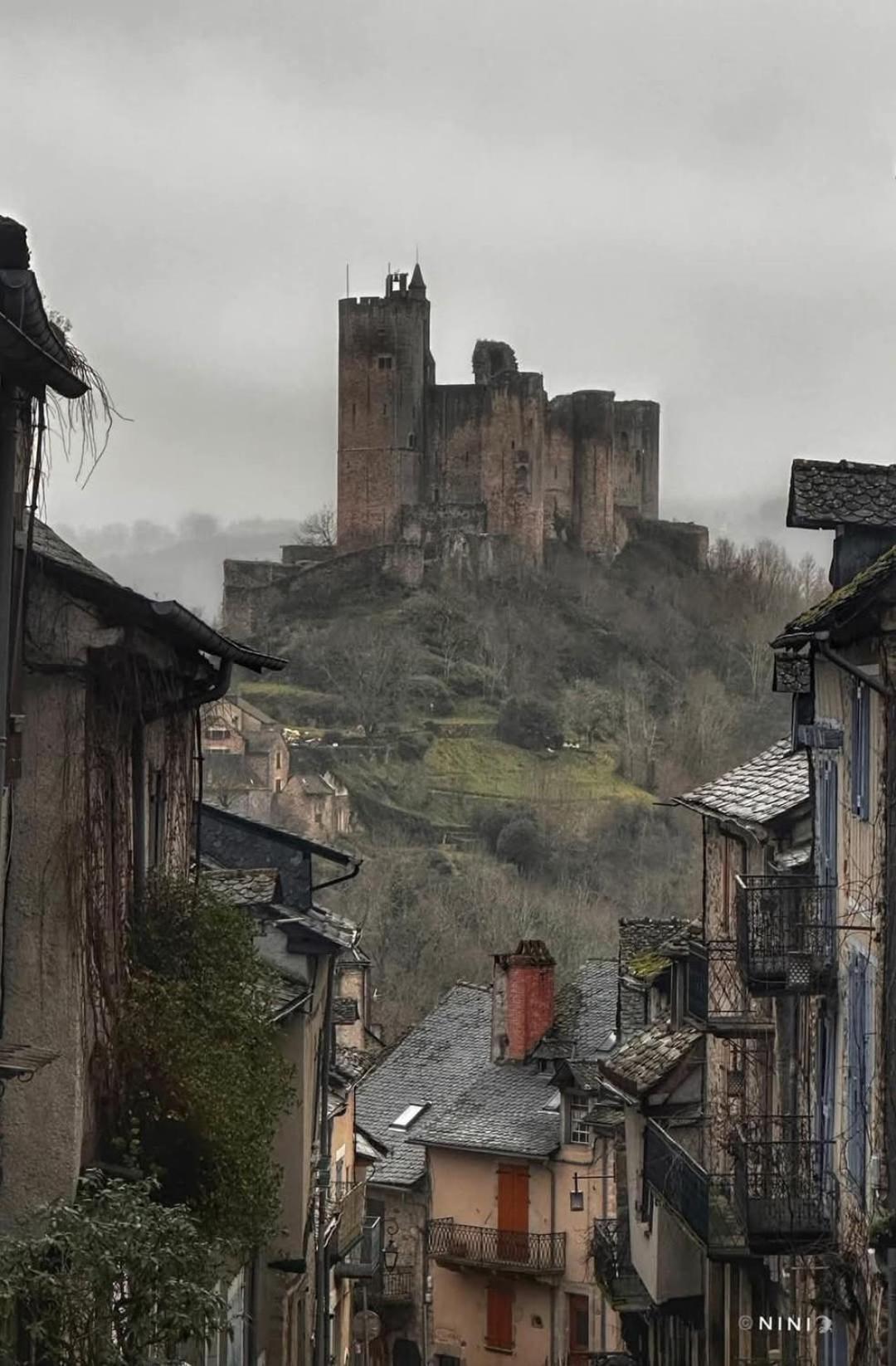 Robion en Luberon La Fee Viviane Et Michel L'Enchanteur المظهر الخارجي الصورة