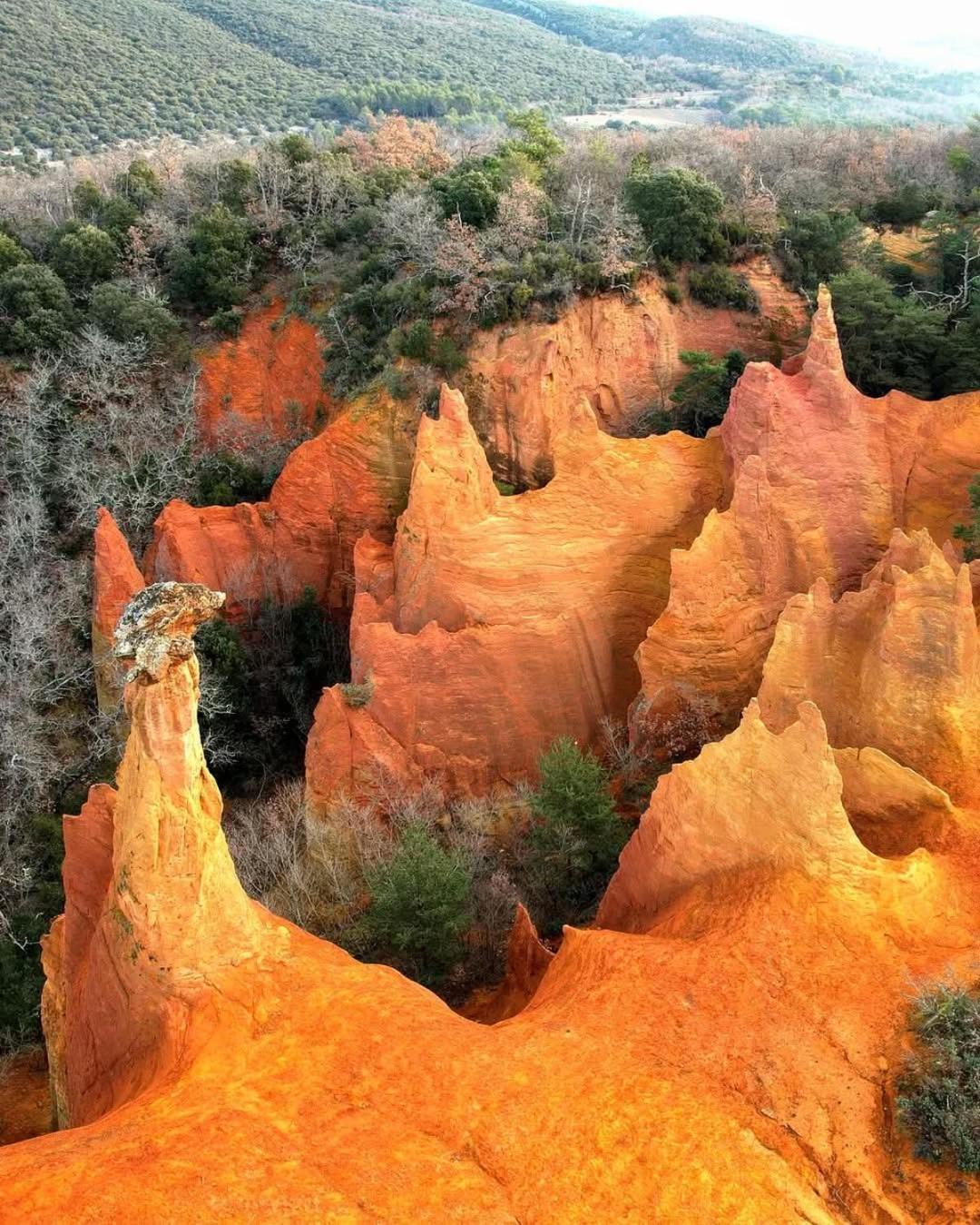 Robion en Luberon La Fee Viviane Et Michel L'Enchanteur المظهر الخارجي الصورة