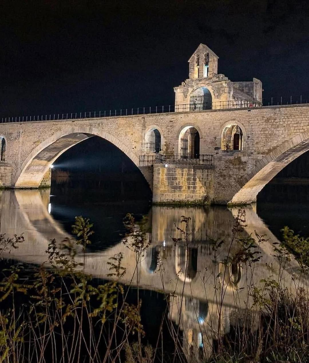 Robion en Luberon La Fee Viviane Et Michel L'Enchanteur المظهر الخارجي الصورة