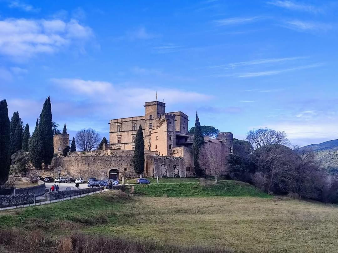Robion en Luberon La Fee Viviane Et Michel L'Enchanteur المظهر الخارجي الصورة